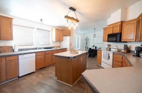Crystal House | Private & Peaceful Retreat near Death Valley - 2 HOMES, large group friendly!