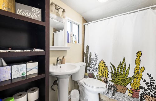 Alhambra House | Private Phx Guesthouse w/Patio & Full Kitchen