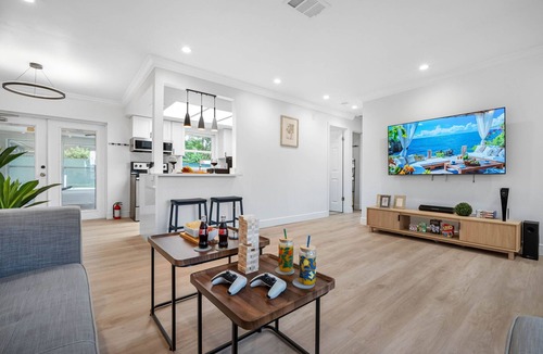 Featherock House | Private Pickleball Court Home Gym Pet-Friendly | Valrico
