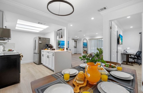 Featherock House | Private Pickleball Court Home Gym Pet-Friendly | Valrico