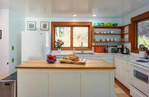 Eastsound House | Private Pond, Dog-Friendly, Peaceful, Golfing