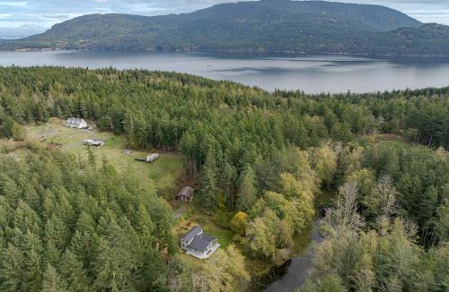 Eastsound House | Private Pond, Dog-Friendly, Peaceful, Golfing