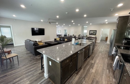 Branson House | PRIVATE POOL AND HOT TUB! In Town spacious 8 Bedroom and 8.5 Bathroom home.