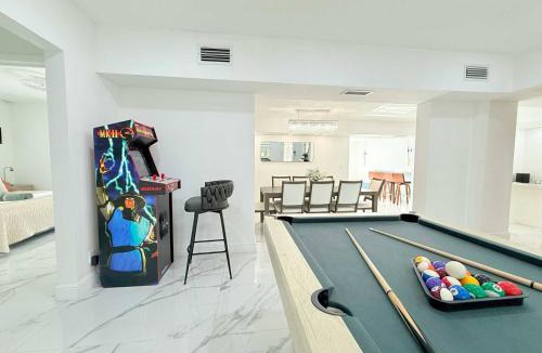 Central Fort Lauderdale House | Private Pool Arcade Game Room Outdoor Dining