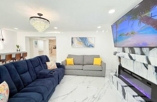 Central Fort Lauderdale House | Private Pool Arcade Game Room Outdoor Dining