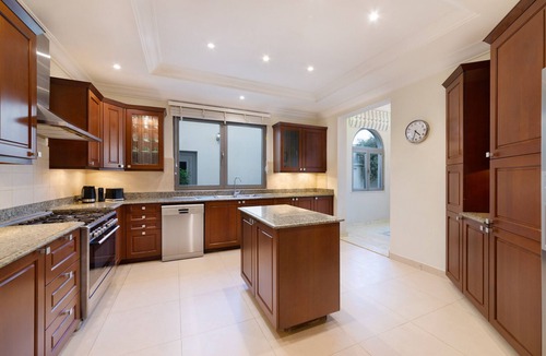 Palm Jumeirah Villa | Private Pool & Beach Access Villa w/Cinematic Vws
