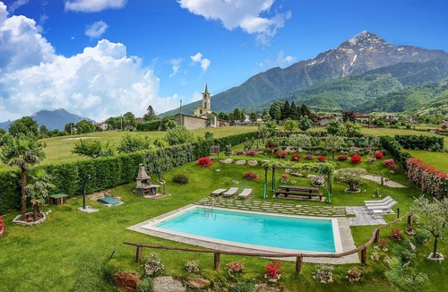 Colico Piano Villa | private pool, garden of 2000m2, not far from beaches and the city center