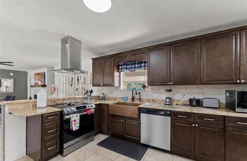 Isle of Palms House | Private Pool Getaway 5min Beach Sleeps 9