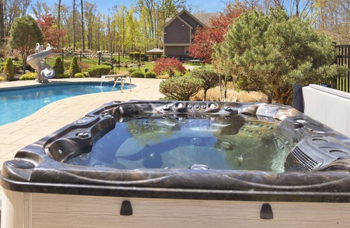 Pine Bush Cottage | Private Pool House - Pool · Jacuzzi · Fireplace