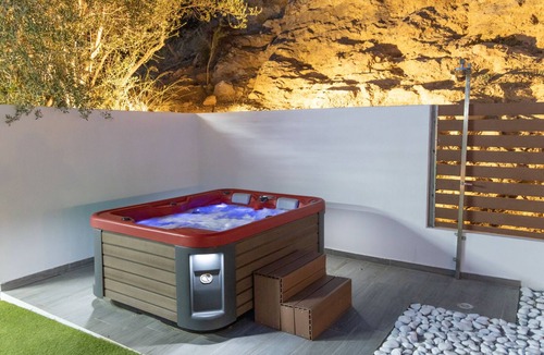 Spilion Villa | private pool ,jacuzzi , BBQ , big garden ,free parking , free wifi