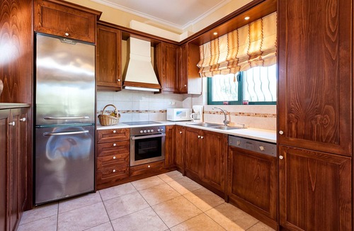 Chania Villa | Private pool ★ Large garden ★ Wifi ★ 2min drive to beach ★ 3 bedrooms