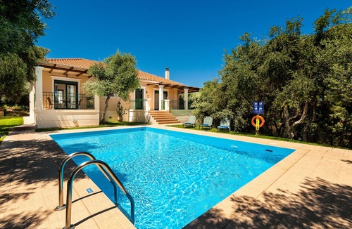 Chania Villa | Private pool ★ Large garden ★ Wifi ★ 2min drive to beach ★ 3 bedrooms