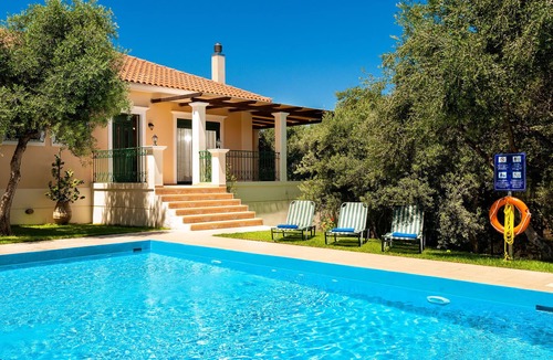 Chania Villa | Private pool ★ Large garden ★ Wifi ★ 2min drive to beach ★ 3 bedrooms