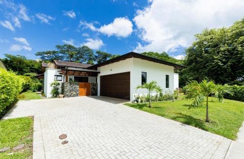 Playa Conchal Villa | Private Pool Luxury Modern House - Free Golf Cart - Llama del Bosque - Reserva Conchal Golf Resort