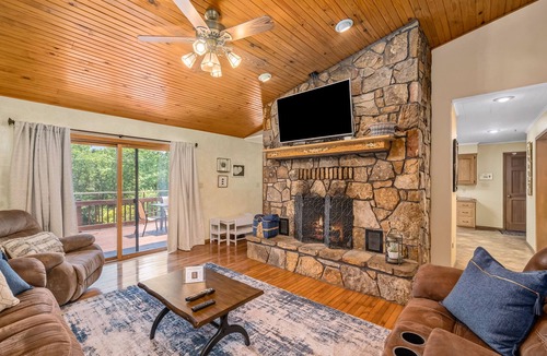 Branson House | Private Pool, On its own 2 acres, FirePit, Pinball