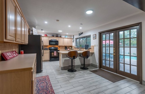 Woods of Shavano House | Private Pool Single Level 4BR 5 Beds 1 KING Tile Throughout