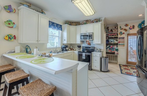 Crystal Beach Cottage | Private Pool, Small pets welcome, walk to beach, bikes and golf cart included
