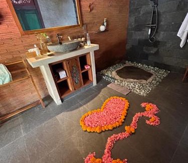 Kedewatan Villa | Private Pool & Stone Spa Bath & Covered Terrace