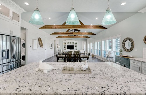 Port Bolivar House | PRIVATE POOL & HOT TUB! Sleeps 22 w/3 King Master Suites & 8 Queen beds!