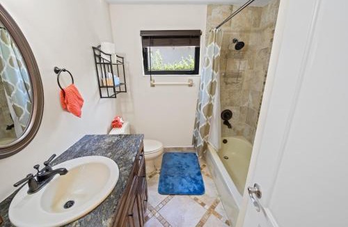 South Miami House | Private Queen Room Steps from University of Miami and Free Parking