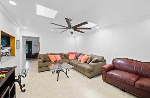South Miami House | Private Queen Room Steps from University of Miami and Free Parking