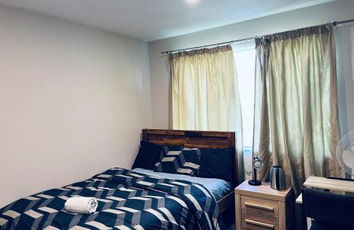 Te Atatu South House | Private Queen Room with Exclusive Bathroom Fast Fibre WiFi & Kitchen -Room 102