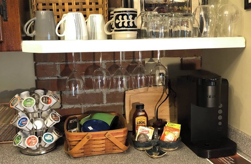 Chardon Cottage | Private, Quiet, 1 BR 1 Bath Chardon Guesthouse w AC