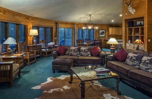 Breckenridge House | Private Quiet Paradise. BIG LuxuryLodge for Up To 4 People. 1mile to Town. EPIC!