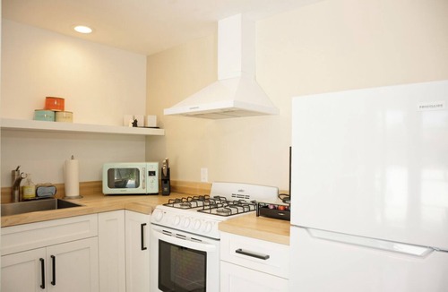 Sunset Park House | Private Quiet Retreat - Minutes to Beach & City, Solo-Friendly Casita