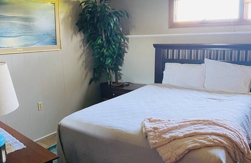 Gansevoort House | Private relaxing 5-bedroom farmhouse in Gansevoort with AC, WiFi