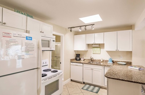Siesta Key Hotel | Private Resort Across street from beach