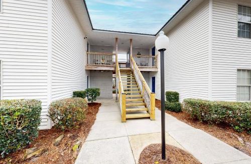 Saint Simons Heights House | Private retreat with access to community pool & nearby entertainment