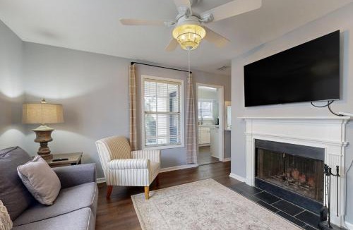 Saint Simons Heights House | Private retreat with access to community pool & nearby entertainment