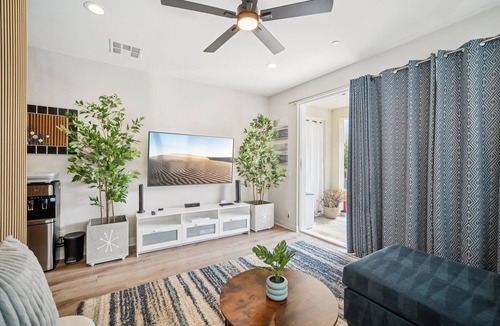 Lake Forest House | Private Retreat with Pool, Spa, BBQ, A/C, Yard, Kitchen, 2 TVs - Disney 20 min