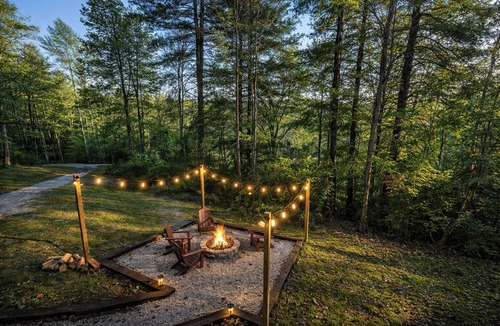 Campton Cabin | Private Ridgetop Retreat RRG: Hot Tub & Dogs OK