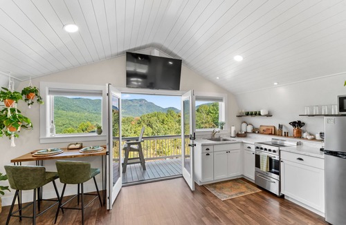 Frank House | Private Romantic Loft with a VIEW! Heartbeat Area for Hiking & Waterfalls!