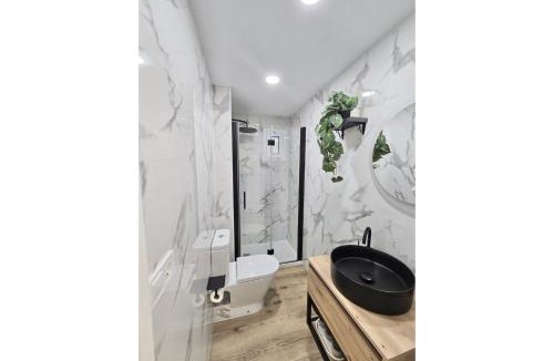 Cornella de Llobregat House | Private Rooms Easy Access to Airport & City Center