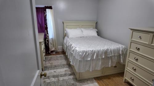 Fall River House | Private room #1 downtown dream