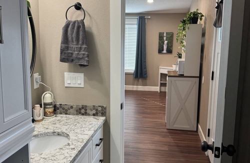 Lake Shore Apartment | Private room and bathroom in safe Vancouver neighborhood