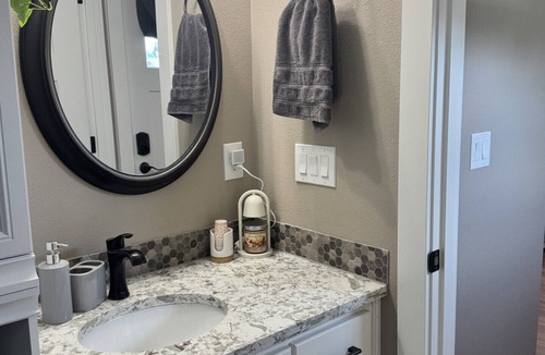 Lake Shore Apartment | Private room and bathroom in safe Vancouver neighborhood
