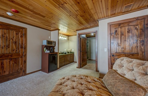 Blue Ridge House | Private Room at Willow Creek Falls Lodge