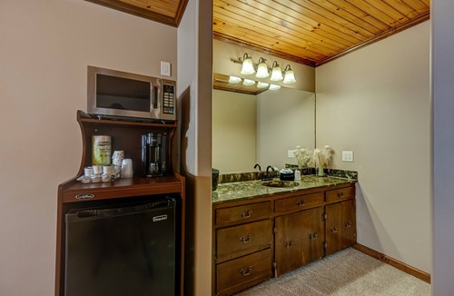 Blue Ridge House | Private Room at Willow Creek Falls Lodge