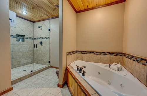 Blue Ridge House | Private Room at Willow Creek Falls Lodge