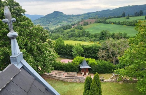 Saint-Just-d'Avray Bed & Breakfast | Private room with shower and washbasin