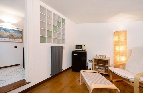 Cantu Apartment | Private room ‘Raffa-Ele’ with Wi-Fi and air conditioning