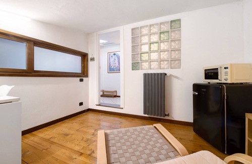 Cantu Apartment | Private room ‘Raffa-Ele’ with Wi-Fi and air conditioning