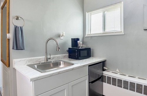 Riverview Apartment | Private Room w/Bath & Kitchen Access in Brownstown