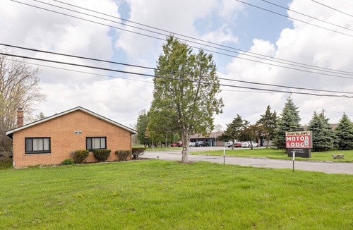 Riverview Apartment | Private Room w/Bath & Kitchen Access in Brownstown