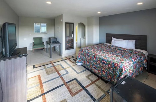 Mesa Hotel | Private Room w/Queen Deluxe + Bathtub Near Downtown Mesa Attractions
