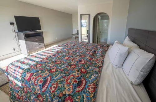Mesa Hotel | Private Room w/Queen Deluxe + Bathtub Near Downtown Mesa Attractions